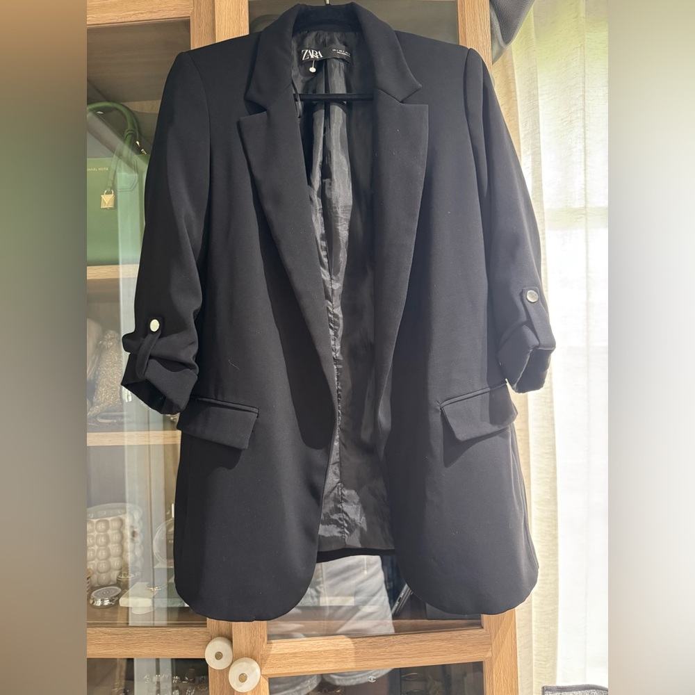 Zara Women's Elegant Black Blazer with Buttoned Sleeves